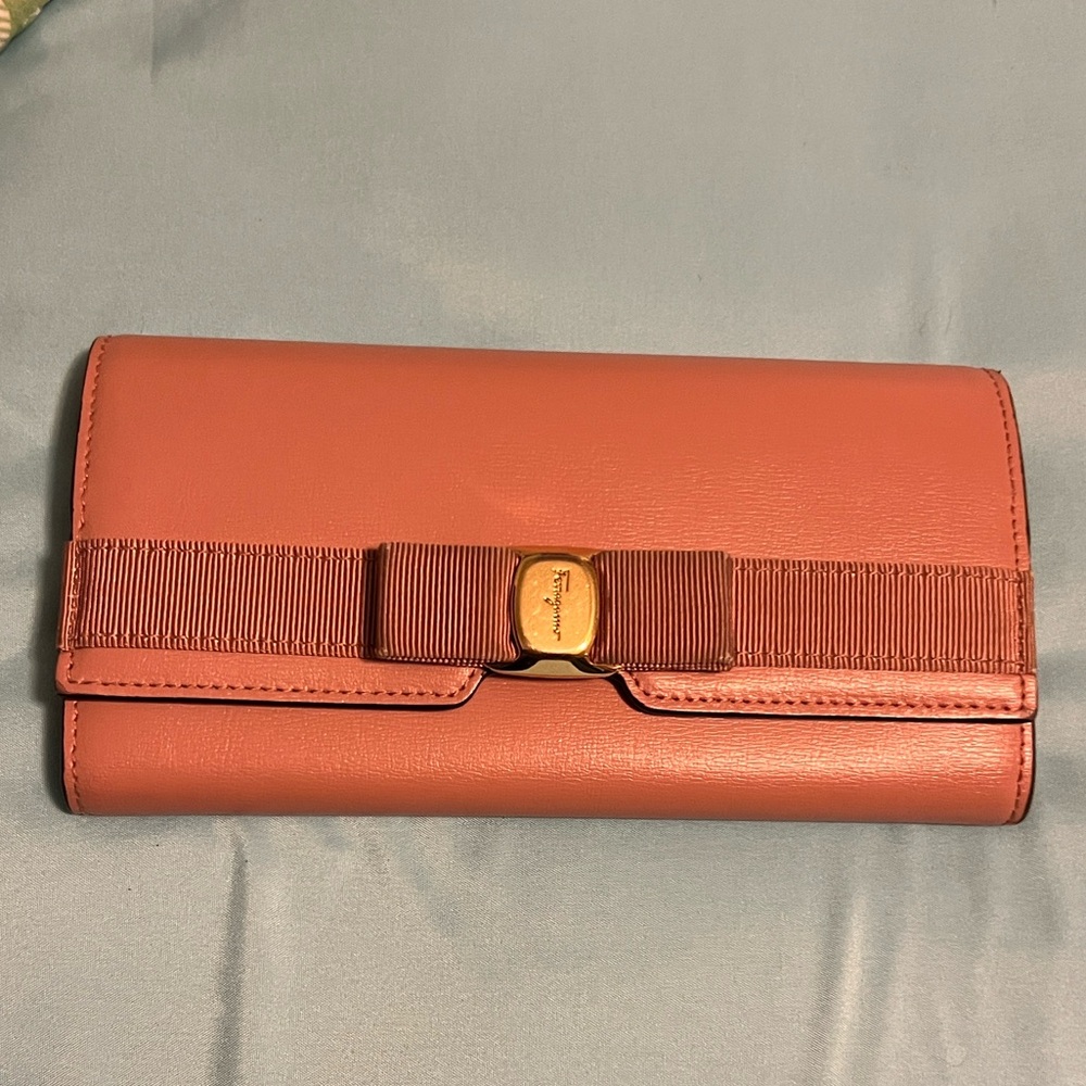 “SALVATORE FERRAGMO” Light Pink GORGEOUS WALLET! LIKE NEW And HAS COA‼️‼️